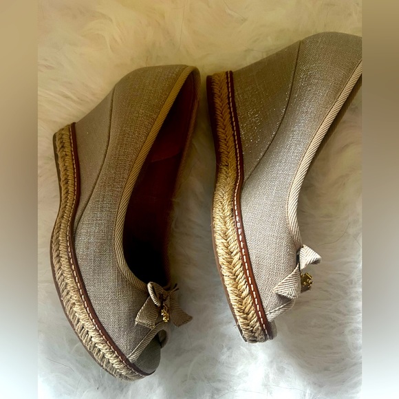 Neutral Tory Burch Wedge. - Picture 2 of 3
